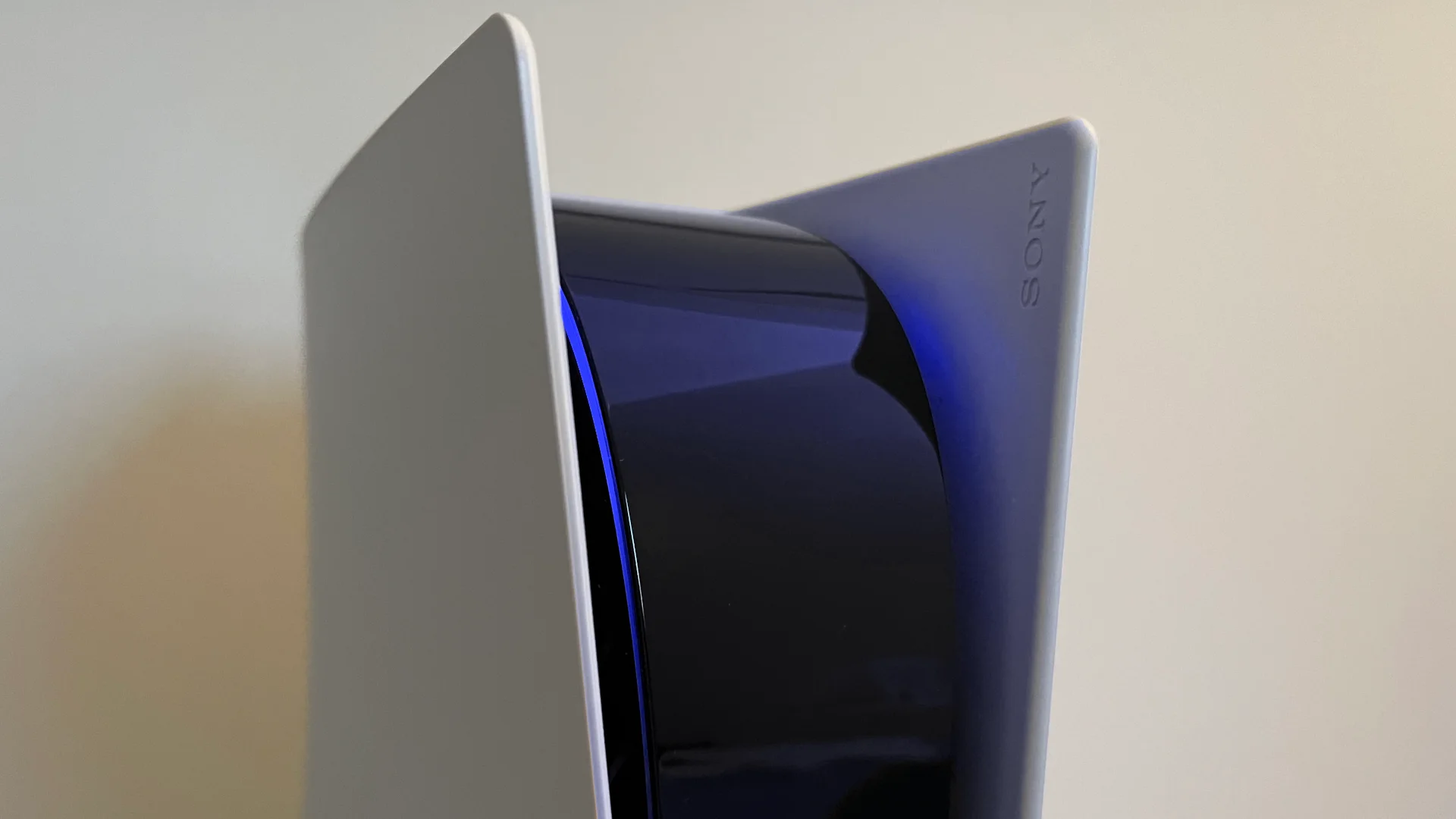 PlayStation 5 mit einer blauen LED
